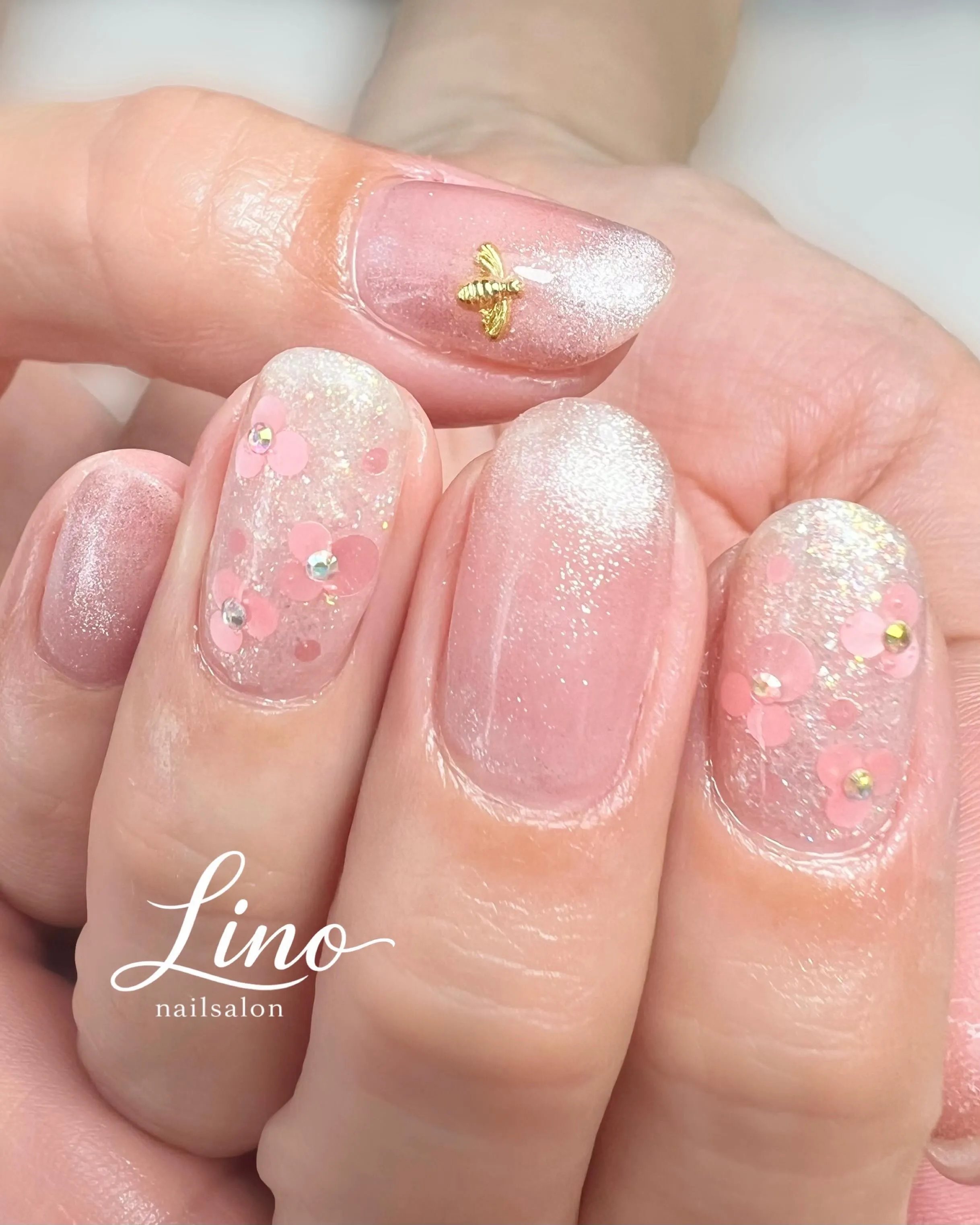 ハチ🐝が可愛い♡大人なお花ネイル