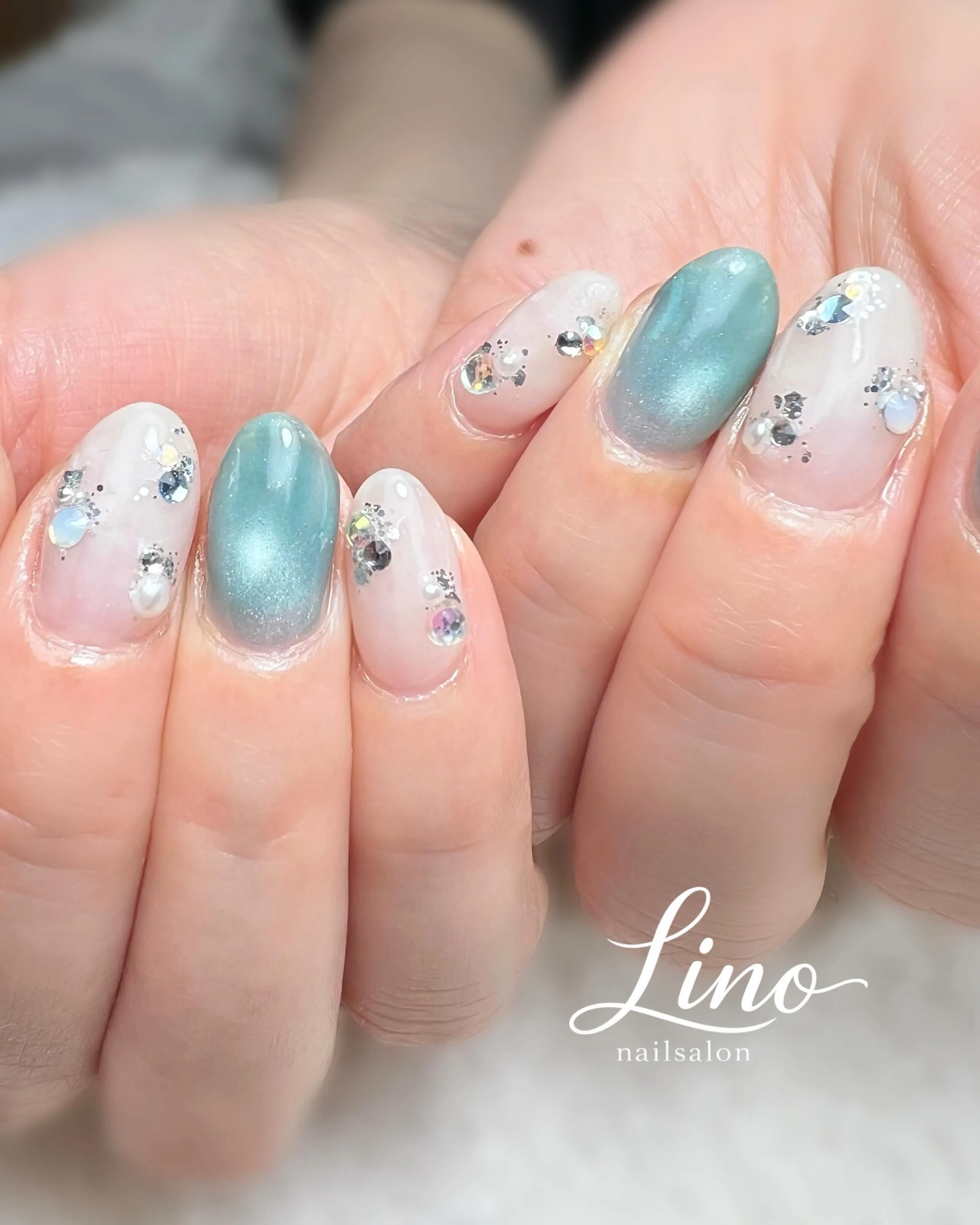 ちゅるんと水色のマグネットと宝石のようなストーン💎.*